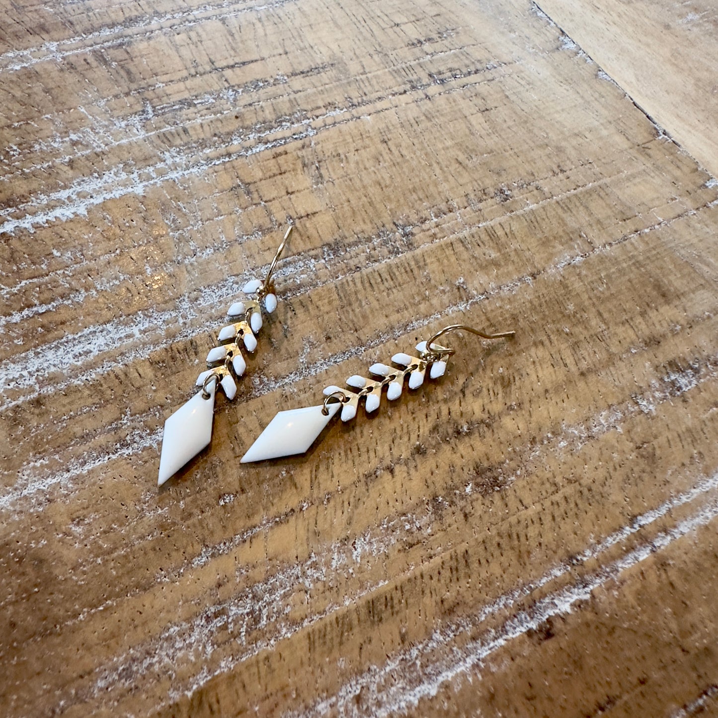 Boucles d’oreilles losanges et feuilles blanches